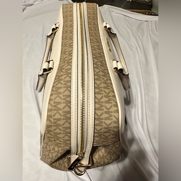 Michael Kors NWT large weekend travel bag. Beautiful Miami style bag so cute - Picture 4 of 16